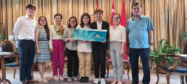 Đội quán quân cuộc thi chụp ảnh cùng Đại sứ Mai Phước Dũng (ngoài cùng, bên phải) và đại diện Vietnam Airlines, VNYA tại Singapore. Ảnh: VNYA