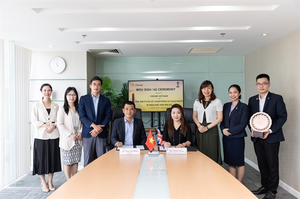 Ông Trần Tấn Phát – Giám đốc Kiểm toán, Crowe Việt Nam và bà Elaine Hong - Giám đốc ICAEW khu vực Trung Quốc và Đông Nam Á ký kết hợp tác