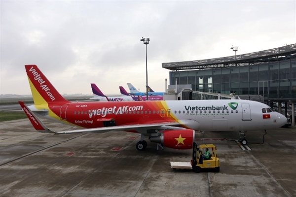 Chiếc máy bay A320 đầu tiên của Vietjet bay về Việt Nam mang biểu tượng Vietcombank