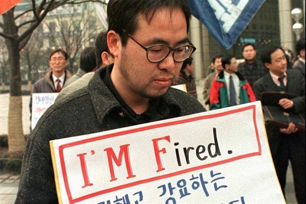 Người dân Hàn Quốc trong cuộc khủng hoảng 1997. Ảnh: AP.