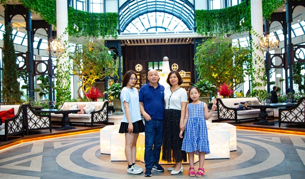 Nhà đầu tư Nguyễn Văn Đạt (áo xanh) cùng gia đình trong chuyến thăm dự án mới đây.