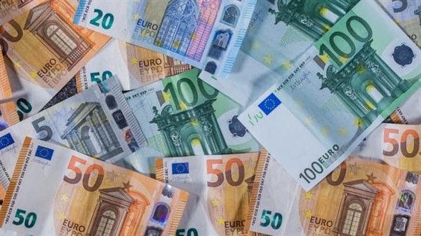 Đồng Euro rơi xuống mức thấp nhất trong 20 năm. (ảnh: CNBC)