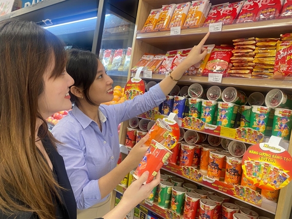 Từ quý 3 trở đi, doanh thu và lợi nhuận của Nova Consumer sẽ hợp nhất với mảng hàng tiêu dùng. Trong hình: Người tiêu dùng chọn mua sản phẩm xúc xích Xuxifarm tại siêu thị Nova Market.