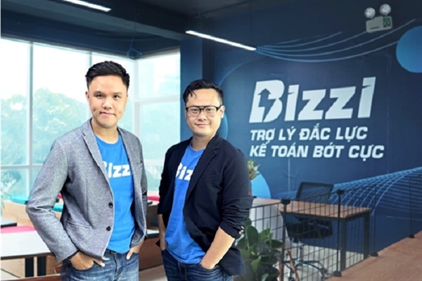 Nguyễn Bảo Nguyên (trái), Đồng sáng lập kiêm Giám đốc công nghệ Bizzi