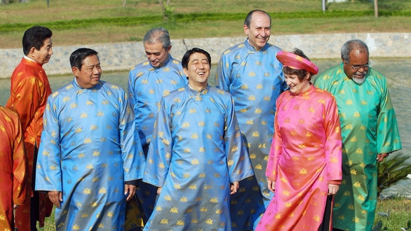 Thủ tướng Shinzo Abe (giữa hàng trước) cười rất tươi khi mặc áo dài chuẩn bị chụp ảnh lưu niệm tại Hội nghị thượng đỉnh APEC năm 2006 ở Hà Nội - Ảnh: REUTERS
