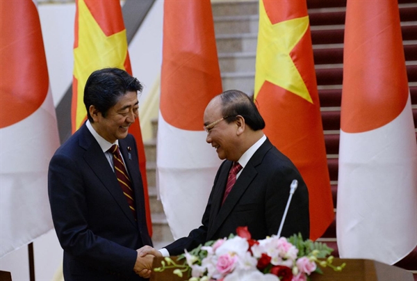 Thủ tướng Nhật Bản Shinzo Abe và Thủ tướng Nguyễn Xuân Phúc bắt tay sau buổi họp báo trong khuôn khổ chuyến thăm chính thức Việt Nam ngày 16-1-2017 - Ảnh: AP