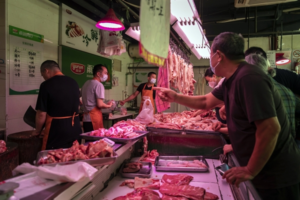 Khách hàng mua thịt lợn tại một chợ thực phẩm ở Thượng Hải, hồi đầu tháng Sáu. Nhiếp ảnh gia: Qilai Shen / Bloomberg