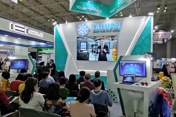 Đại diện các doanh nghiệp chia sẻ thông tin tại buổi Hội thảo sản xuất thông minh của Đài Loan