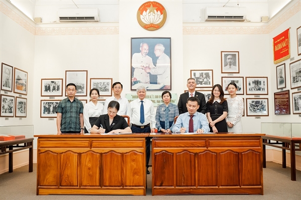 Đại diện UBTW MTTQ Việt Nam và Masterise Group ký kết