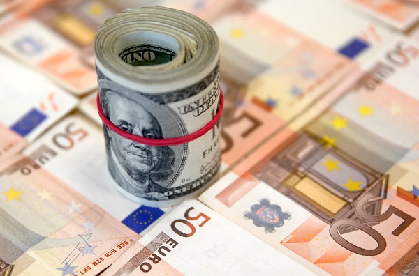Đồng Euro tiếp tục mất giá so với đồng USD. (Ảnh: CNBC)
