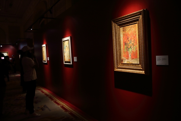 Không gian triển lãm của danh họa Lê Phổ với sắc đỏ chủ đạo