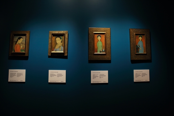 Các bức tranh khổ nhỏ của Mai Trung Thứ (1906 - 1980) bao gồm (từ trái sang): Thiếu nữ áo cam cầm hoa (sáng tác năm 1957), Thiếu nữ cầm quạt (1953), Thiếu nữ khăn lam (1967), Thiếu nữ khăn lục (1967).