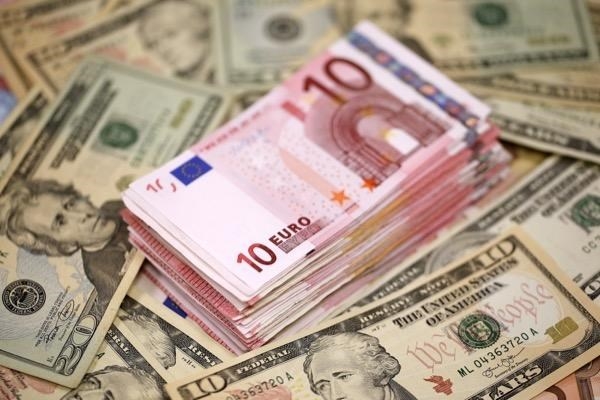 Đối với các quốc gia phát hành nợ bằng USD, sự sụt giảm giá trị của đồng euro so với USD sẽ đẩy chi phí trả nợ lên cao.