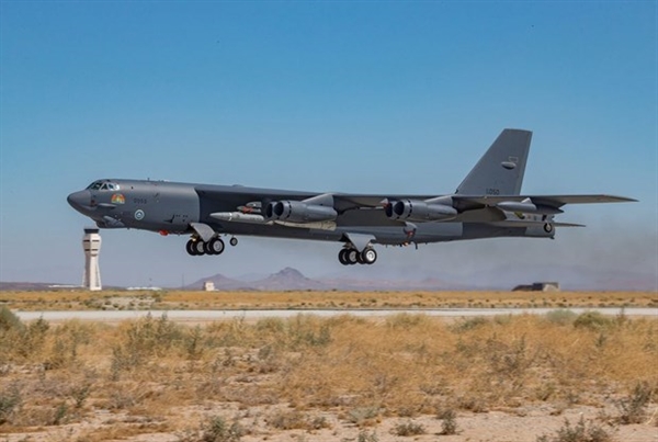Chiếc máy bay B-52H mang theo vũ khí phản ứng nhanh. (Nguồn: Reuters)