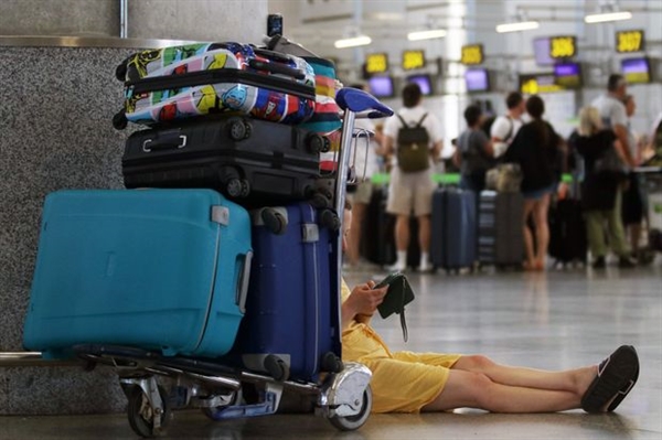 Một hành khách đang chờ đợi ở sân bay Tây Ban Nha. Ảnh: Zuma Press.