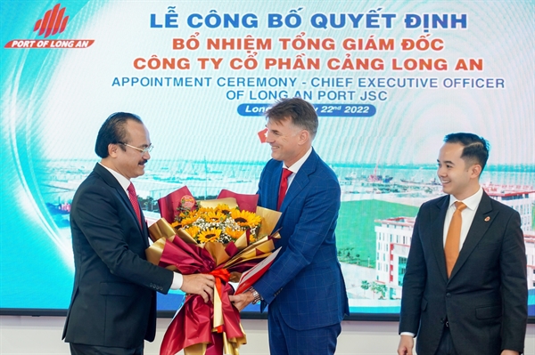 Ông Võ Quốc Thắng - Chủ tịch HĐQT Đồng Tâm Group chúc mừng tân Tổng giám đốc Cảng quốc tế Long An (Ảnh: Đ.V).