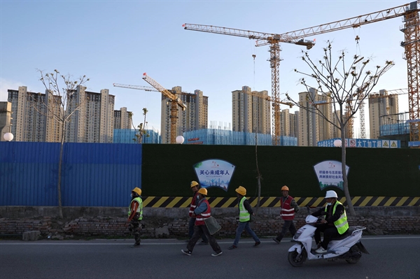 Trên khắp Trung Quốc, người mua nhà đang từ chối thanh toán các khoản thế chấp khi các nhà phát triển bất động sản kéo theo các dự án xây dựng, khiến cuộc khủng hoảng bất động sản của nước này leo thang và rủi ro nợ xấu đối với các ngân hàng. | REUTERS