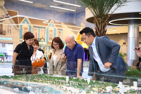 Nhà đầu tư Nguyễn Văn Đạt (áo xanh) từ Hà Nội bày tỏ hào hứng với sự phát triển vượt kỳ vọng của Aqua City trong chuyến thăm dự án mới đây.