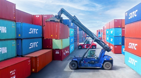 Nâng hạ, bốc xếp hàng container tại Cảng Chu Lai