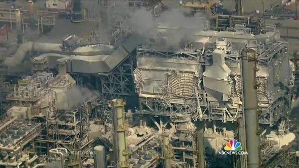 Vụ nổ nhà máy lọc dầu của Exxon tại Torrance, năm 2015. Ảnh: NBC News