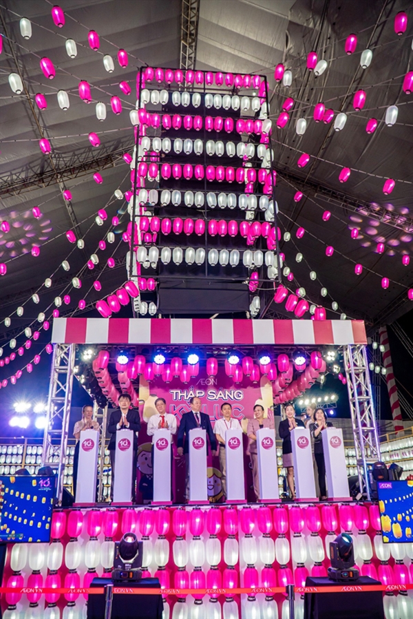 Đại diện chính quyền địa phương và AEON Việt Nam cùng thắp sáng Tháp lồng đèn cao nhất Việt Nam