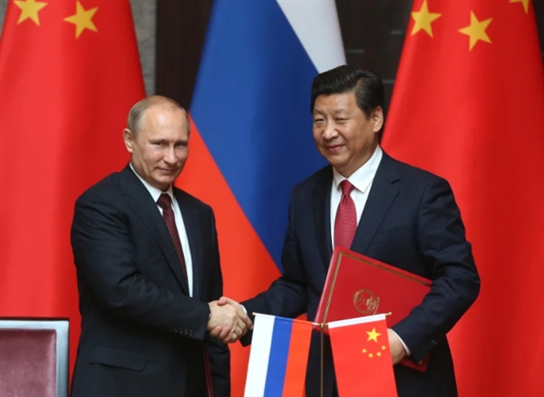 Tổng thống Nga Vladimir Putin và Chủ tịch Trung Quốc Tập Cận Bình dự lễ đón ngày 20 tháng 5 năm 2014 tại Thượng Hải 
