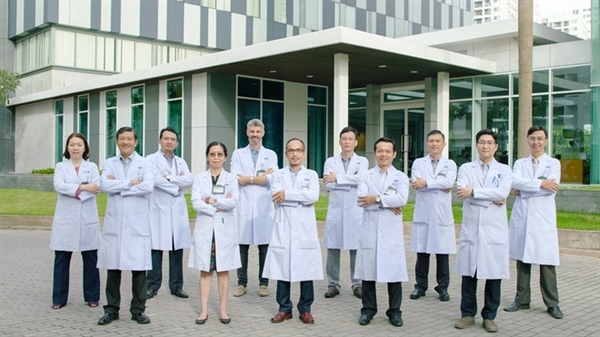 Đội ngũ nhân viên bệnh viện Pháp-Việt (FV) gồm nhiều quốc tịch khác nhau.
