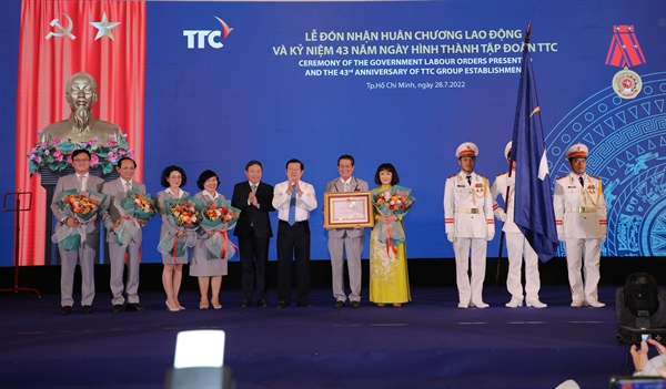 Đại diện Ban lãnh đạo TTC đón nhận Huân chương Lao động hạng Ba vì những thành tích xuất sắc trong hoạt động sản xuất kinh doanh, đóng góp từ thiện xã hội, góp phần vào sự nghiệp xây dựng chủ nghĩa xã hội và bảo vệ Tổ quốc.