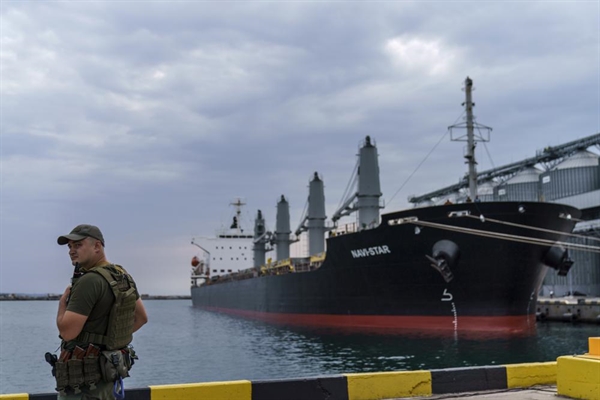 Một nhân viên an ninh đứng bên cạnh con tàu Navi-Star chứa đầy ngũ cốc kể từ khi cuộc xâm lược của Nga vào Ukraine bắt đầu cách đây 5 tháng khi nó đang chờ ra khơi từ Cảng biển Odesa, ở Odesa, Ukraine, Thứ Sáu, ngày 29 tháng 7 năm 2022. (AP Ảnh / David Goldman)
