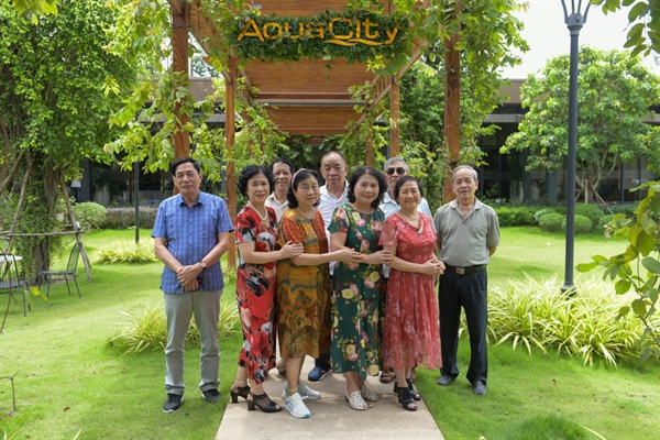 Anh Bùi Thanh Bình (Hà Nội) – áo caro xanh cùng vợ và bạn bè, người thân trong chuyến trải nghiệm Aqua City mới đây