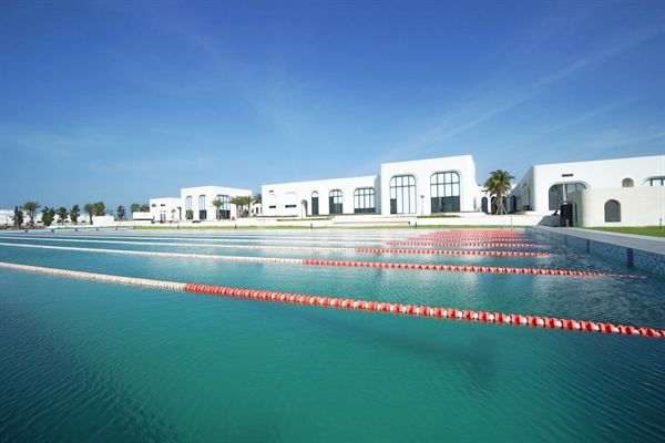 Hồ bơi chạy dọc phân khu có chiều dài đến 260m đạt tiêu chuẩn Olympic ở khu Sport Complex tại NovaWorld Phan Thiet