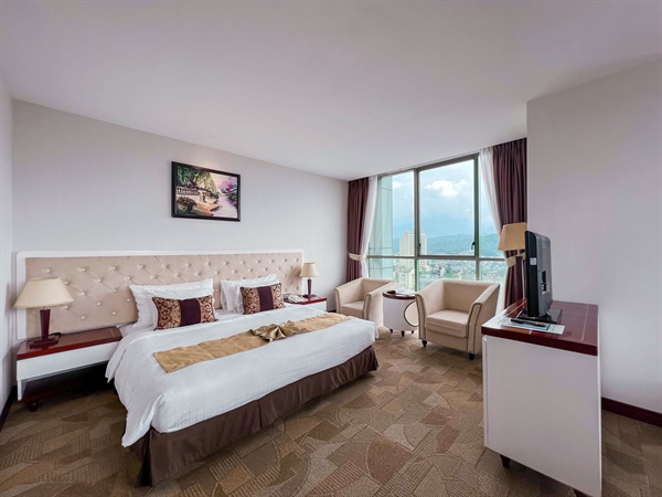 Các phòng tại Sapaly Lao Cai City Hotel có tầm nhìn bao trọn quang cảnh thành phố, núi rừng hay cửa khẩu Quốc tế
