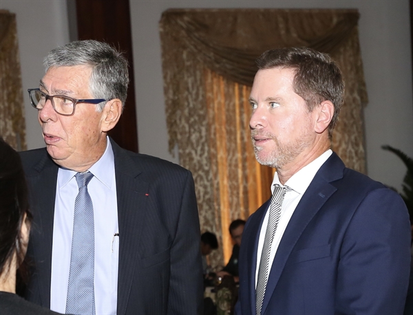 Ông Alain Cany (trái), Chủ tịch Eurocham, và ông Tim Evans (phải), Giám Đốc Điều hành của HSBC.