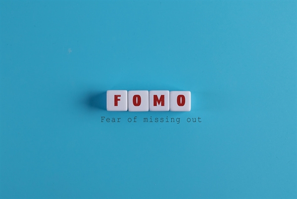 F là “Fear Of Missing Out” (sợ bị bỏ quên), hay viết tắt là FOMO, một thuật ngữ được biết đến từ nhà đầu tư mạo hiểm Patrick J McGinnis. 