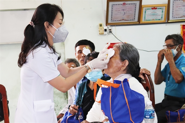 Masan sponsors eye surgery for people in Binh Thuan province. Photo: Masan