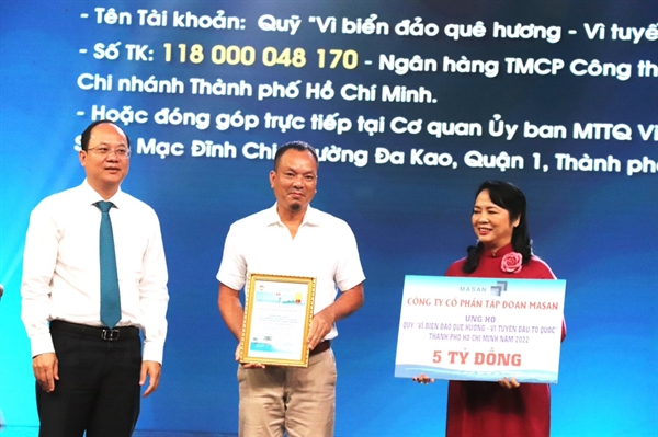 Ông Nguyễn Thiều Nam, Phó Tổng Giám đốc Tập đoàn Masan thay mặt Tập đoàn đóng góp vào Quỹ Vì biển đảo quê hương - Vì tuyến đầu tổ quốc