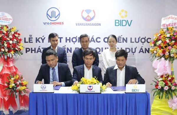 Lễ ký kết ba bên giữa chủ đầu tư VXSG, đơn vị phát triển độc quyền Viva Homes và ngân hàng BIDV.