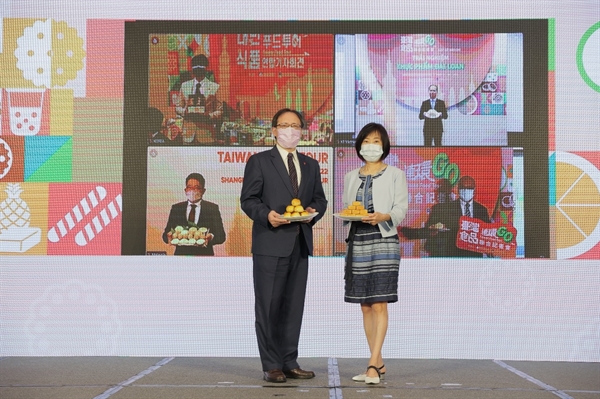 Ông Simon Wang (trái) và bà Cynthia Kiang (phải) chụp ảnh trực tuyển cùng đại biểu của 4 quốc gia