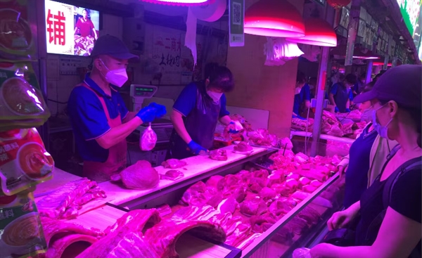 Bắc Kinh lo lắng về nguồn cung, nhu cầu và giá thịt lợn, một phần quan trọng trong chế độ ăn uống của nước này. (Một khu chợ thực phẩm ở Bắc Kinh vào tháng Bảy.)