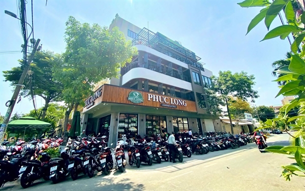 Phuc Long store at noon is busy with customers. Photo: Masan