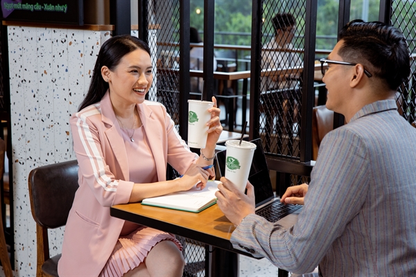 Office workers love Phuc Long's signature tea and coffee. Photo: Masan