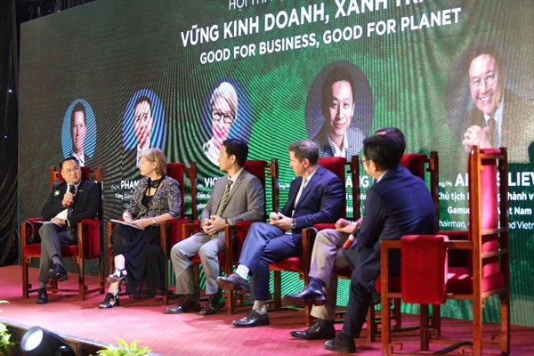 Hội thảo “Vững kinh doanh - Xanh trái đất” quy tụ dàn diễn giả chất lượng cùng thảo luận về những giải pháp giúp Việt Nam tăng trưởng bền vững, đạt được các mục tiêu ứng phó biến đổi khí hậu. 