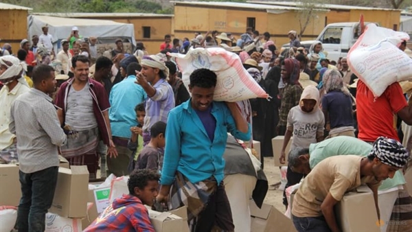 Người dân Yemen nhận lương thực viện trợ nhân đạo tại Taiz. Ảnh: Reuters