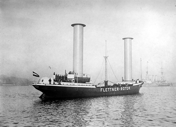 Hệ thống rôto Flettner được sử dụng bởi công ty năng lượng gió Anemoia trong ngành vận tải biển, được phát minh bởi kỹ sư người Đức Anton Flettner vào những năm 1920.