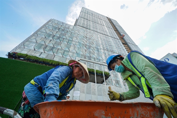 Các nữ công nhân xây dựng làm việc khẩn trương để mỹ quan thành phố trở nên đẹp hơn. Ảnh: Đại Việt.