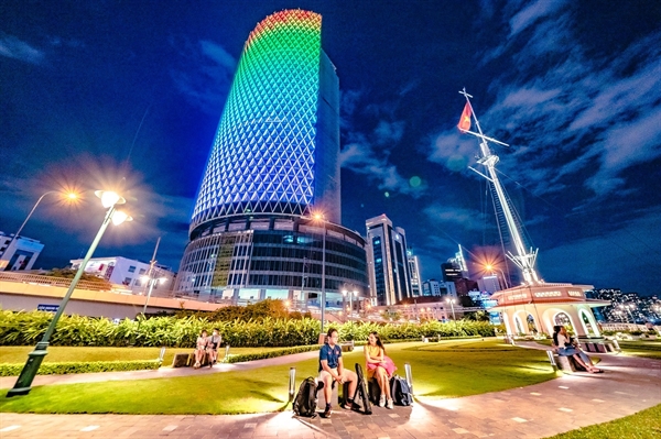 Khi về đêm, tòa nhà lung linh sắc màu. Dự án này đã được chủ mới đổi tên thành IFC One Saigon và được đồn đoán có giá bán căn hộ lên tới 1 tỉ đồng/m2. Ảnh: Đại Việt.