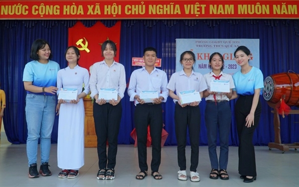 5 năm qua, cứ đến dịp tựu trường, các em học sinh trường THCS Quế Sơn đều nhận được học bổng Ươm những mầm xanh và quà tặng: máy tính, cặp sách m