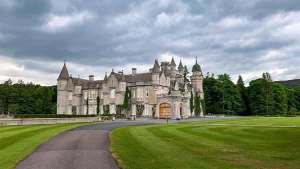 Lâu đài Balmoral ở Scotland, một trong những tài sản riêng của Nữ hoàng, rộng hơn 20.000 ha, giá trị ước tính khoảng 130 triệu Euro.