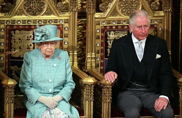 Nữ hoàng và Thái tử Charles.