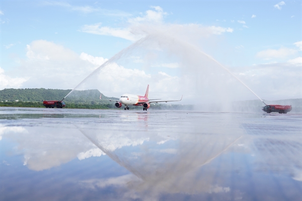 Chuyến bay khai trương đường bay của Vietjet kết nối Phú Quốc với New Delhi, Mumbai (Ấn Độ) được chào đón với nghi thức vòi rồng sáng 9/9 tại sân bay Phú Quốc